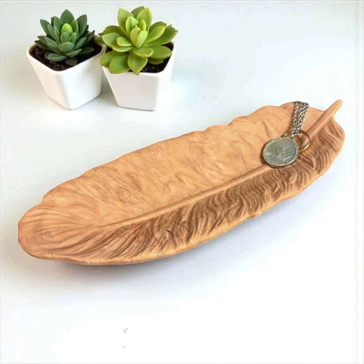 Vide-Poche Plume Marron Marbré – Création artisanale en Jesmonite Epoxy Kawaii