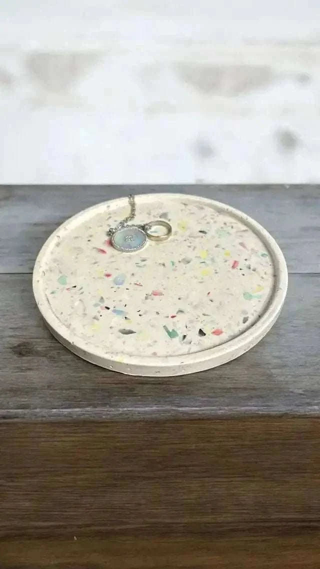Vide-Poche Rond Blanc Effet Terrazzo Multicolore – Création artisanale en Jesmonite Epoxy Kawaii
