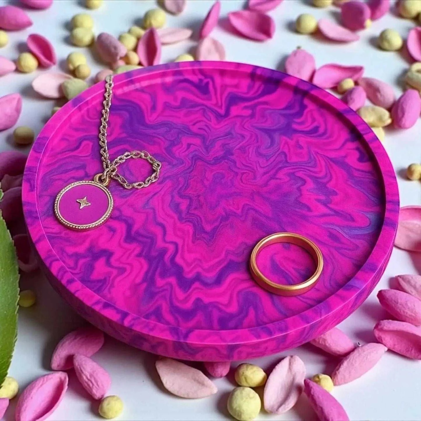 vide-poche rond violet et rose effet marbré pop en Jesmonite naturelle, design artisanal et coloré