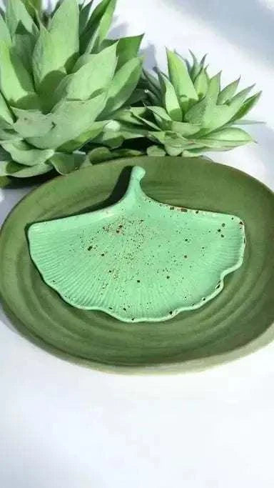 Vide-poche artisanal en Jesmonite 🍃 Feuille de ginkgo vert pastel et paillettes dorées. Fait main en France – déco zen, naturelle et lumineuse signée Epoxy Kawaii.