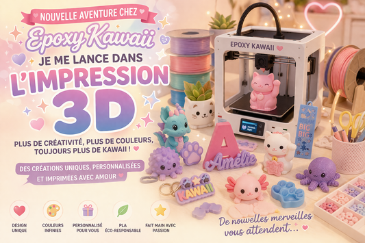 Imprimante 3D blanche Epoxy Kawaii avec figurines pastel kawaii, lettres colorées et accessoires décoratifs en PLA biosourcé.