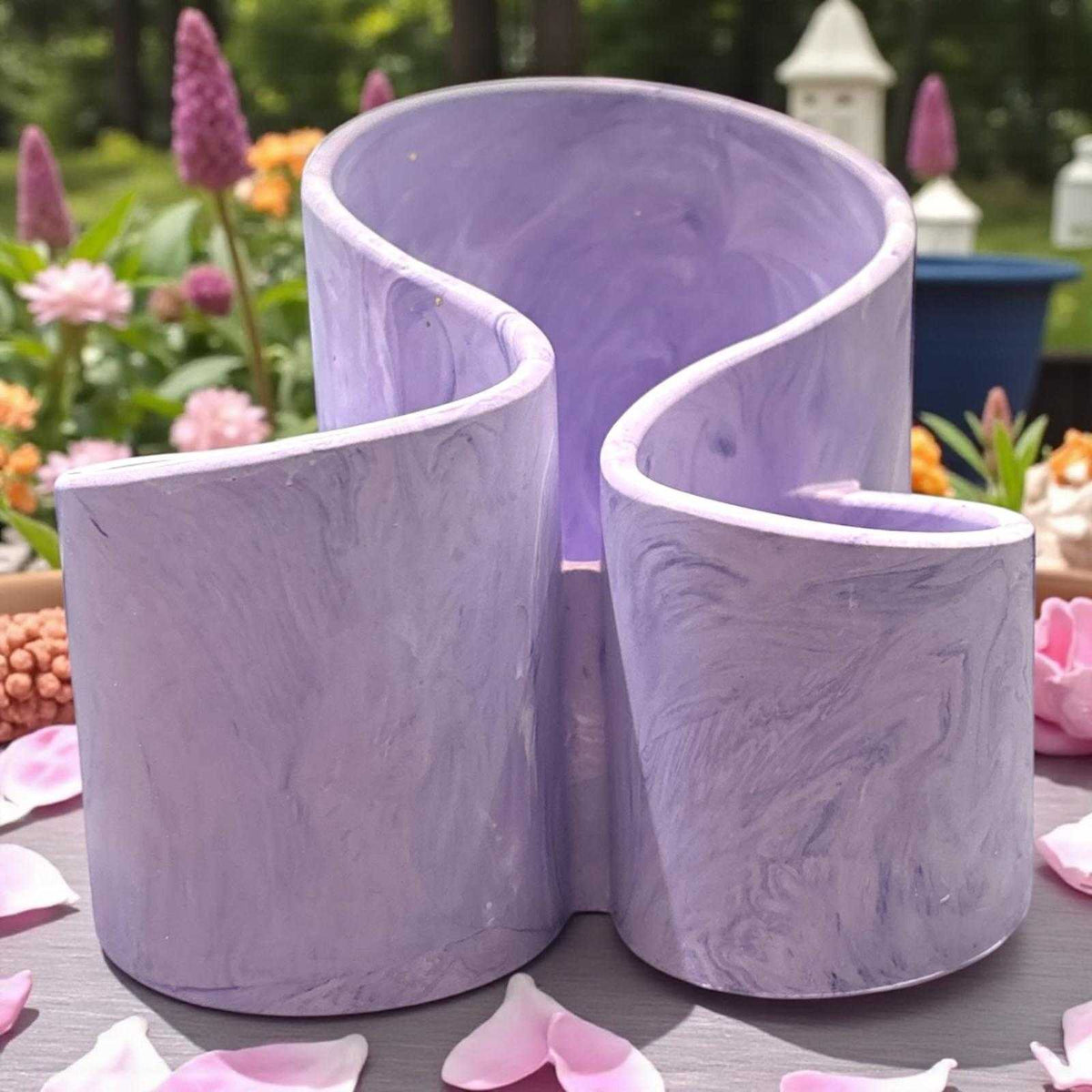 Pot en céramique effet marbre violet avec design fluide en s pour bureau et organisation