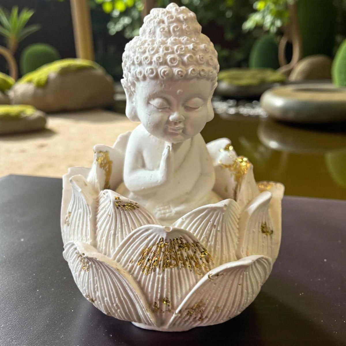 Figurine bouddha blanche en résine assise sur une base fleur de lotus avec des accents en feuille d or collection best-sellers