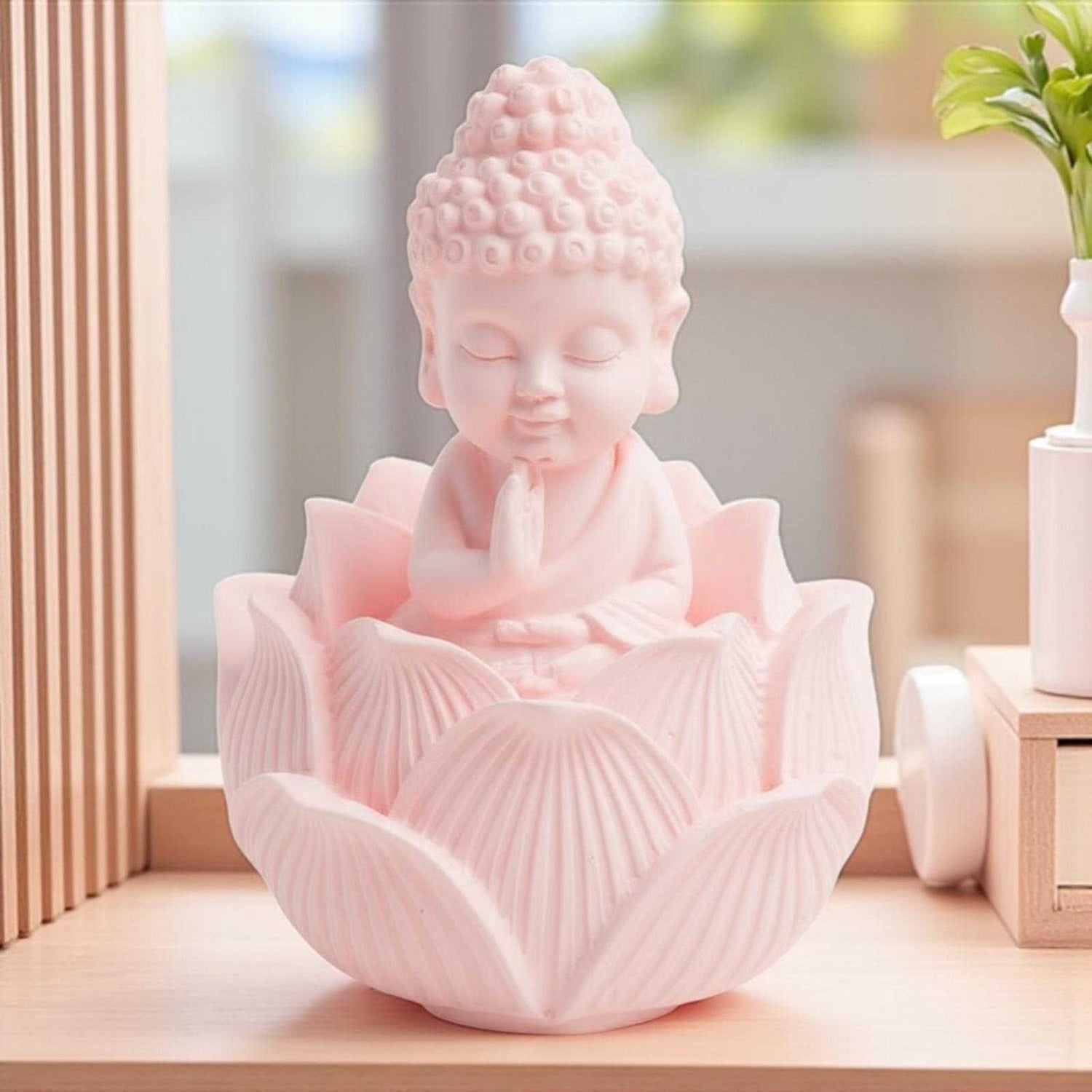 Une délicate figurine bouddha en résine rose en position lotus dans un bol lotus assorti détaillé