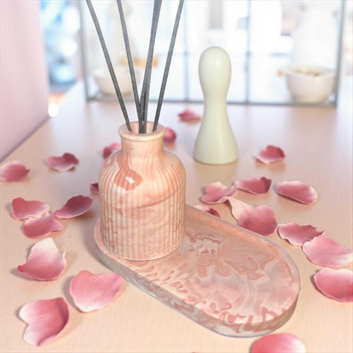 Flacon diffuseur à roseaux en céramique rose poudré avec rainures verticales et roseaux gris foncé idées cadeaux pour elle