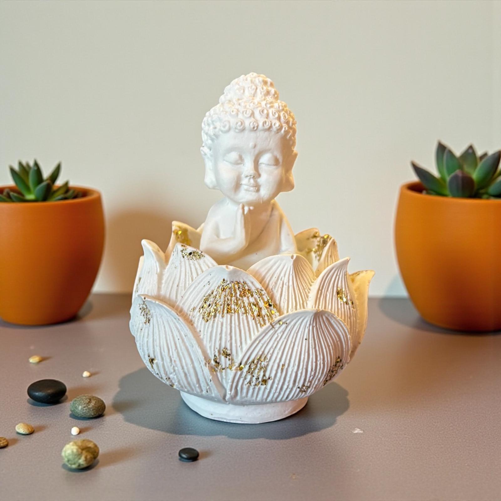 Bouddha Lotus – Blanc & feuilles dorées décoratif & diffuseur de parfum en Jesmonite. Fait main en France. Compatible avec nos fondants parfumés liquides. -20 % sur le fondant ajouté !