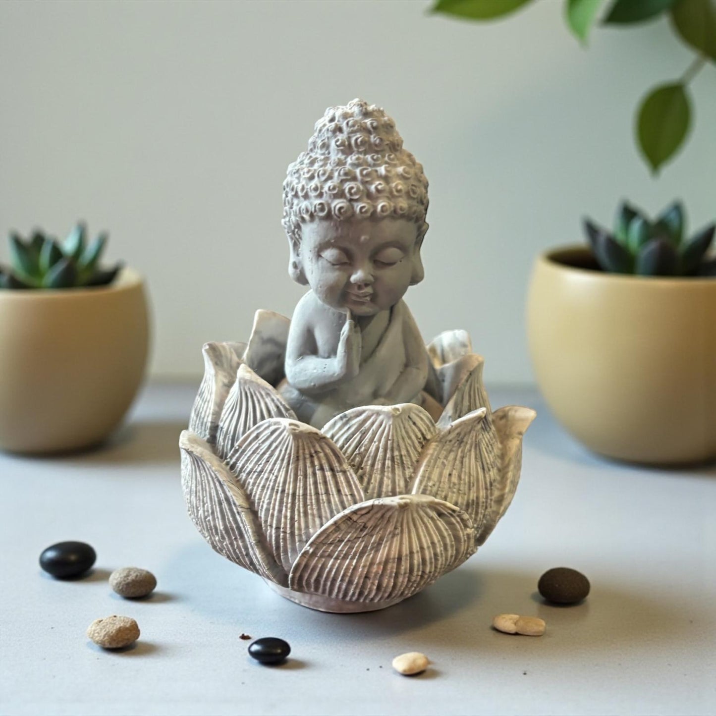 Bouddha Lotus – Marbré gris décoratif & diffuseur de parfum en Jesmonite. Fait main en France. Compatible avec nos fondants parfumés liquides. -20 % sur le fondant ajouté !