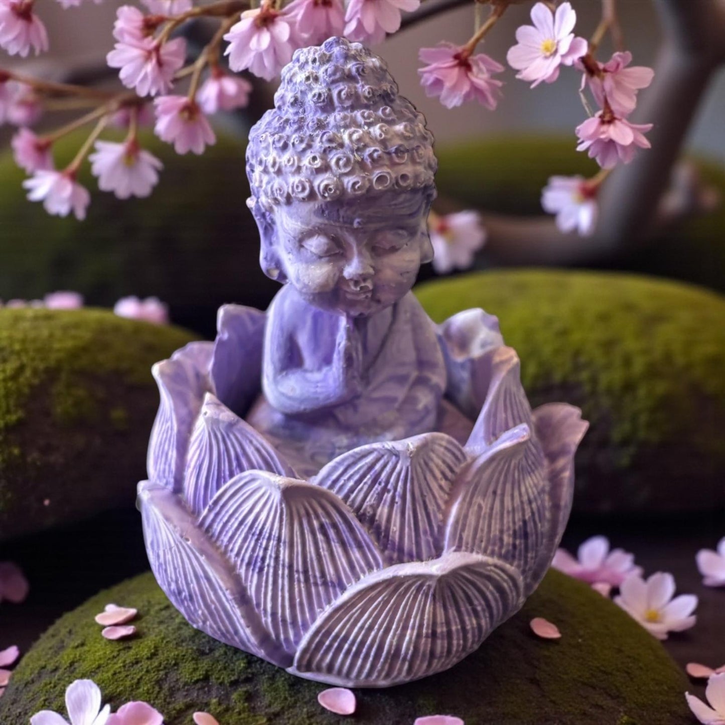 Bouddha Lotus - violet décoratif & diffuseur de parfum en Jesmonite. Fait main en France. Compatible avec nos fondants parfumés liquides. -20 % sur le fondant ajouté !