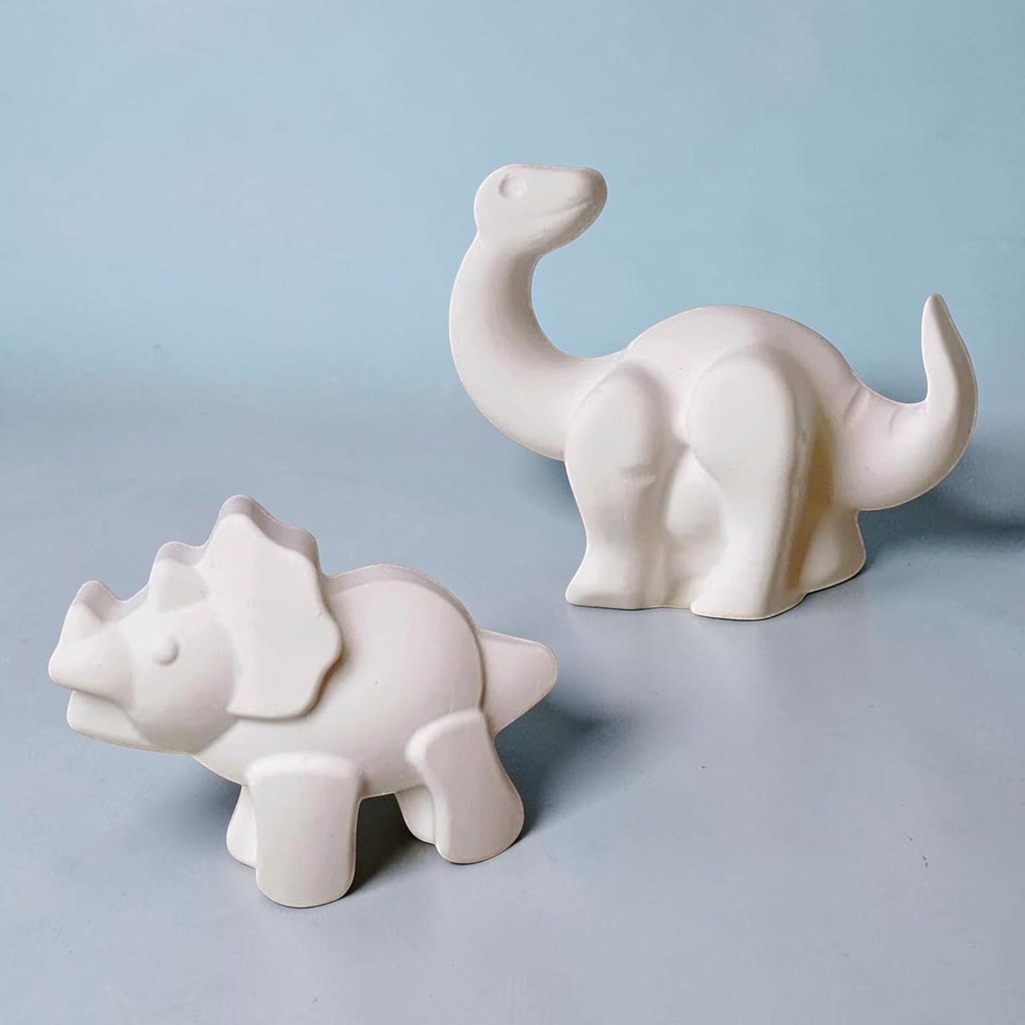 Figurines Brachiosaure et Triceratops kawaii à peindre activité créative dinosaure