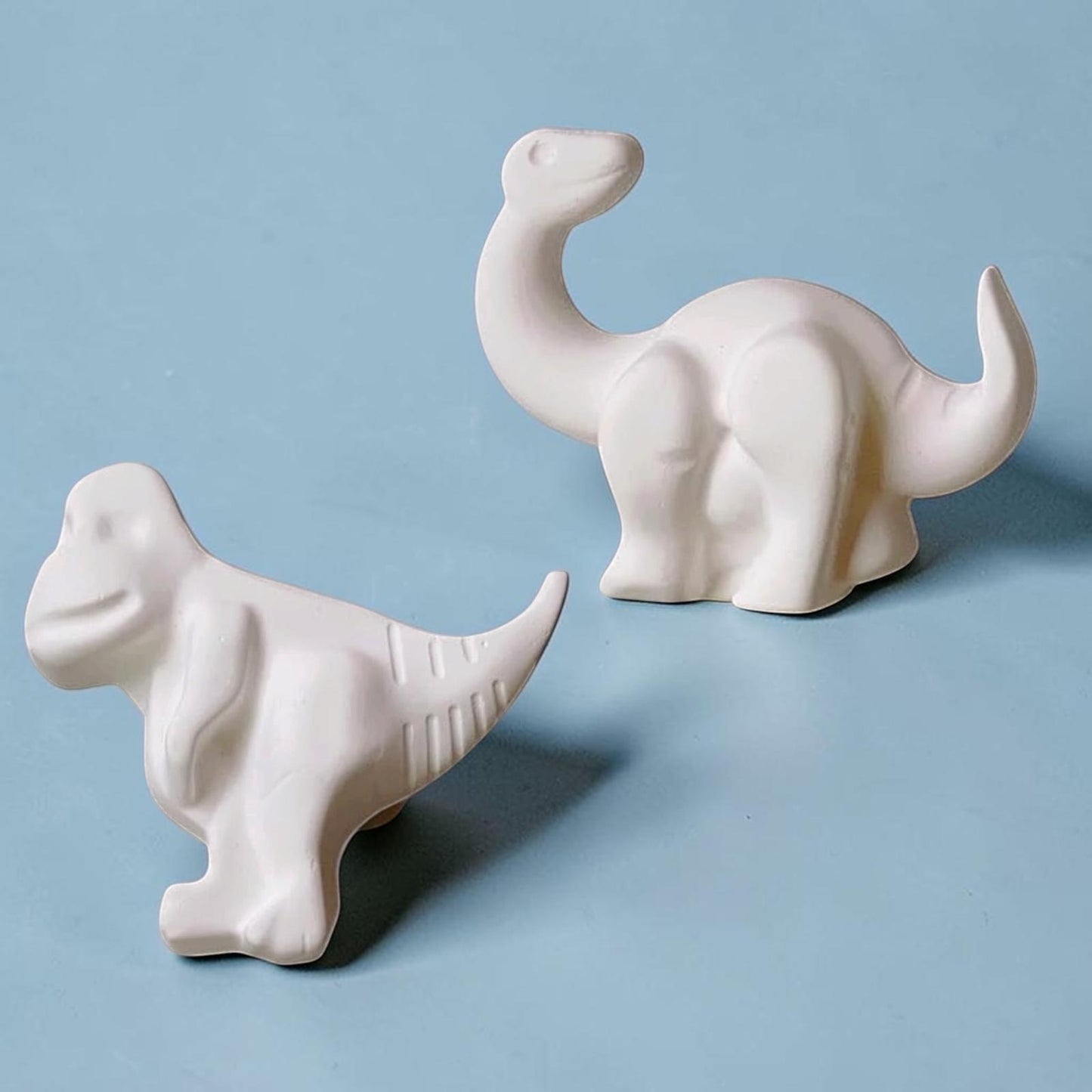 Figurines Brachiosaure et Velociraptor kawaii à peindre activité créative dinosaure
