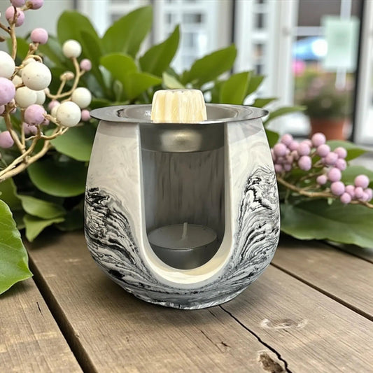 Brûleur à parfum rond en Jesmonite blanc avec touches de noir 🖤 – fait main en France.
Création Epoxy Kawaii ✨ chic, zen et minimaliste pour une diffusion parfumée raffinée.
