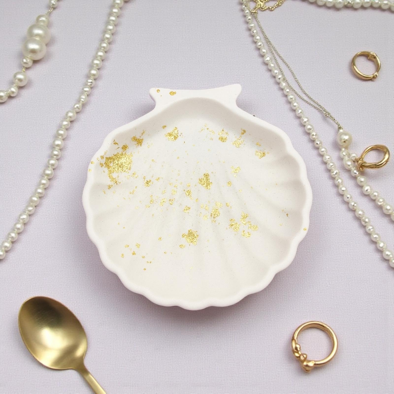 Vide-poche coquillage blanc en Jesmonite avec feuilles dorées. Fait main, chic et artisanal – la touche dorée parfaite pour ta déco. Epoxy Kawaii ✨