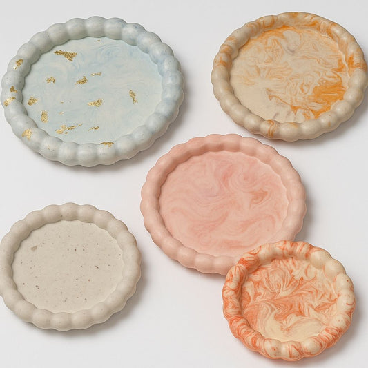 Crée ton vide-poche Marguerite sur mesure en Jesmonite : couleur, effet marbré, paillettes ou terrazzo. Pièce artisanale unique, fabriquée à la main en France 💚