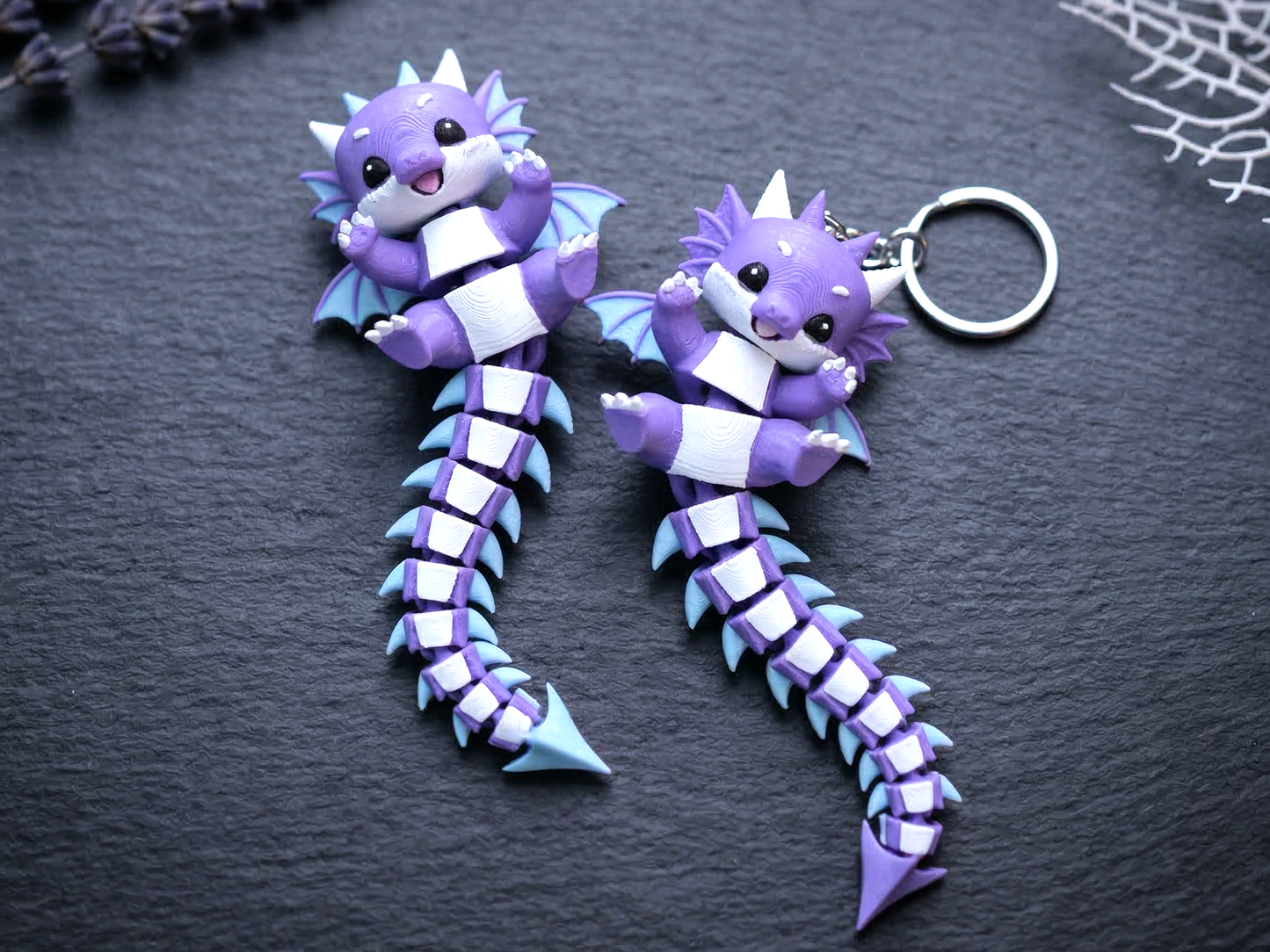 Porte-clé dragon articulé 3D violet blanc et bleu avec ailes et longue queue flexible