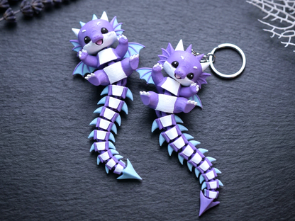Porte-clé dragon articulé 3D violet blanc et bleu avec ailes et longue queue flexible