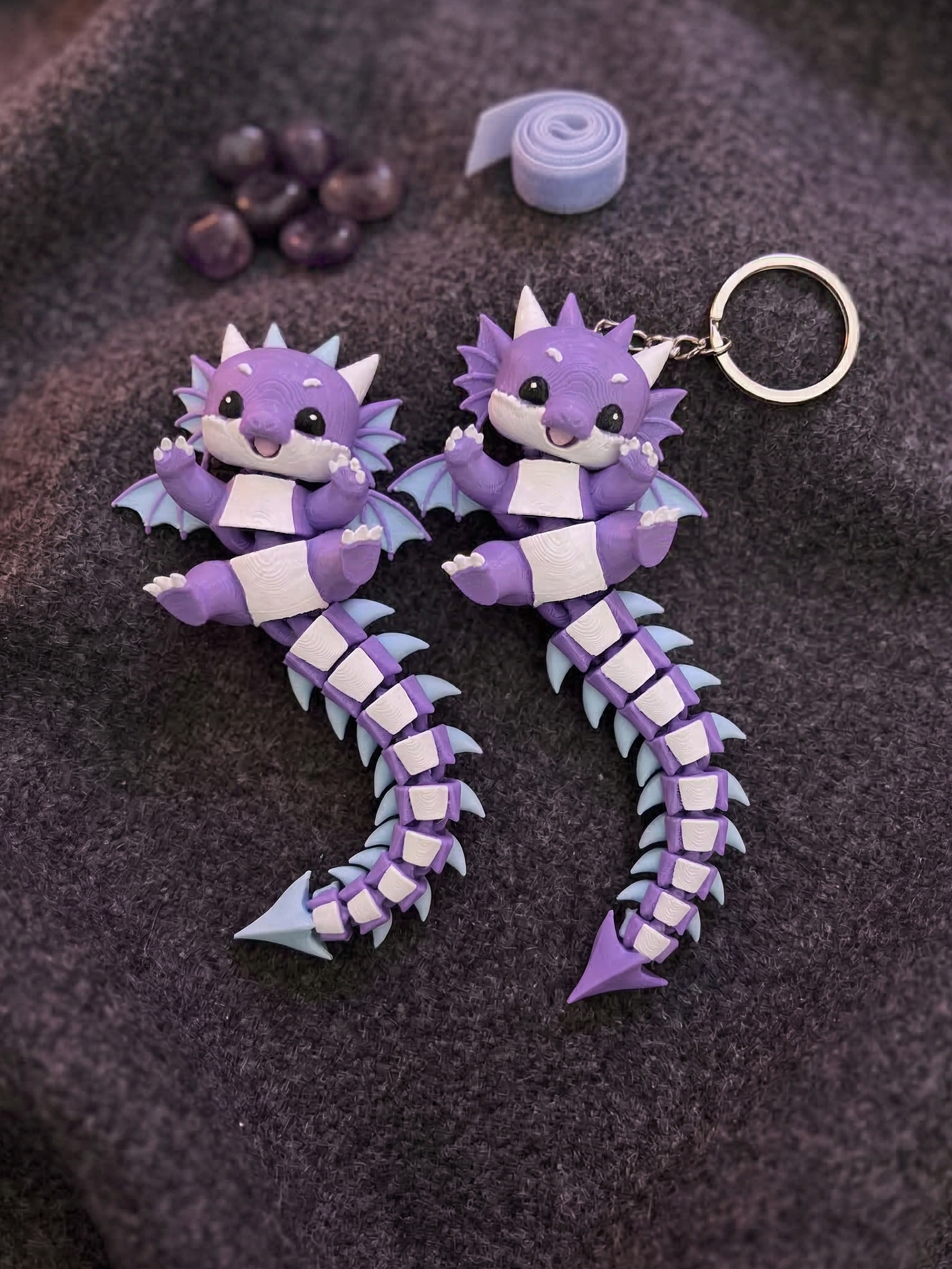 Détail des ailes bleues du porte-clé bébé dragon articulé 3D