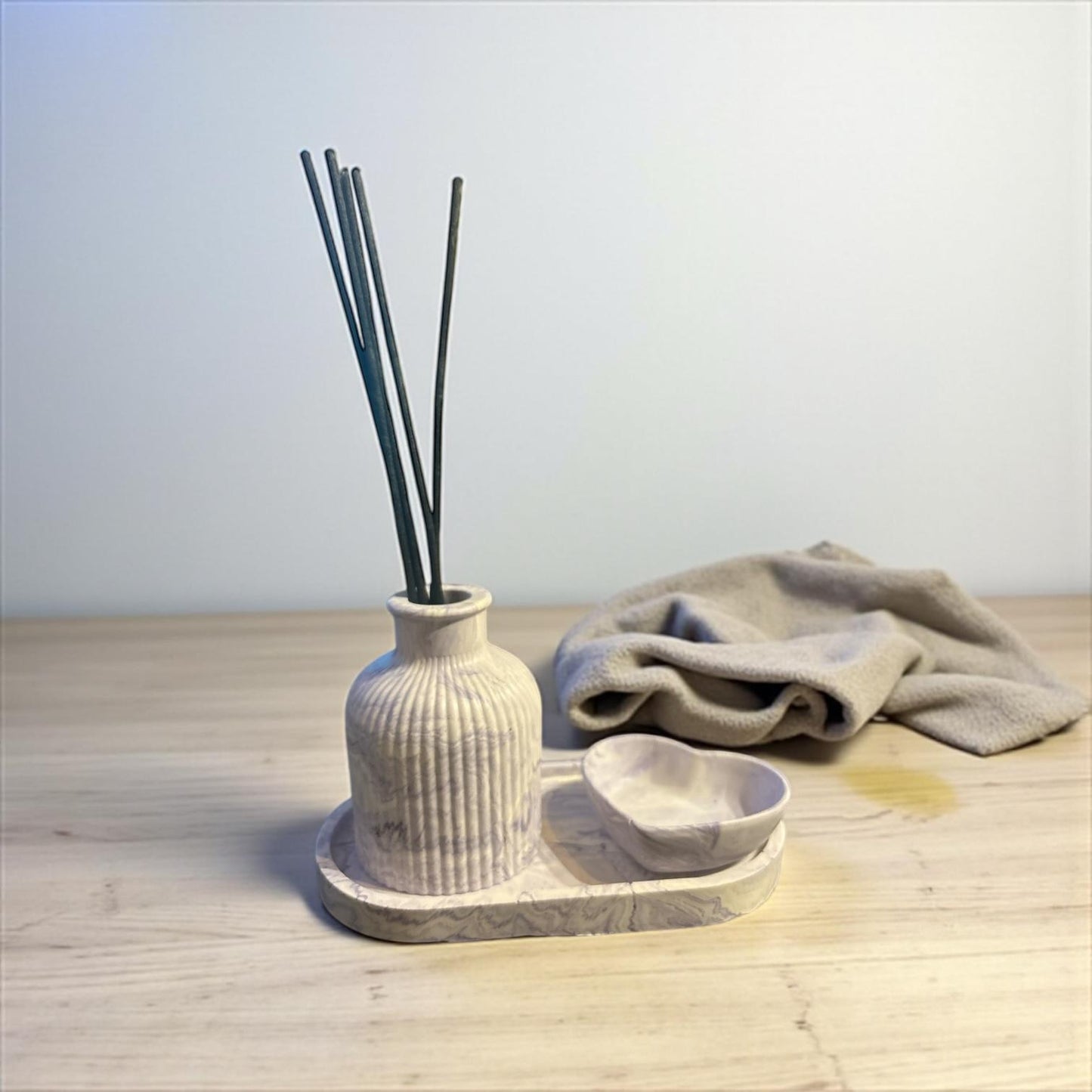 Diffuseur à parfum en Jesmonite gris clair fait main avec petit cœur décoratif. Élégant, apaisant et 100 % artisanal, idéal pour une ambiance zen et naturelle.