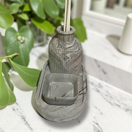 Diffuseur à parfum en Jesmonite marbré noir et gris avec vide-poche carré assorti. Fait main en France. Élégant, moderne et zen. Ajoute un parfum d’ambiance Les Bougies de Madley pour un diffuseur prêt à l’emploi.