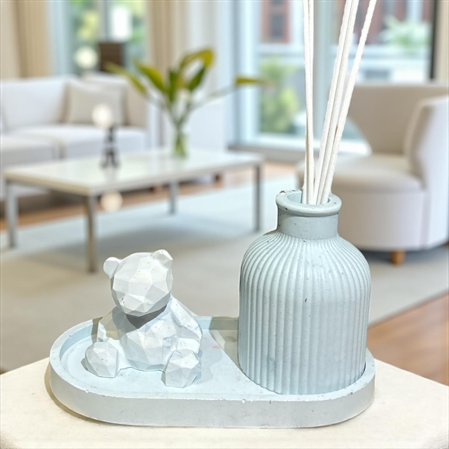 Diffuseur à parfum fait main en Jesmonite bleu ciel avec ourson géométrique. Design doux et moderne, idéal pour une ambiance zen et kawaii. Fabriqué artisanalement en France.