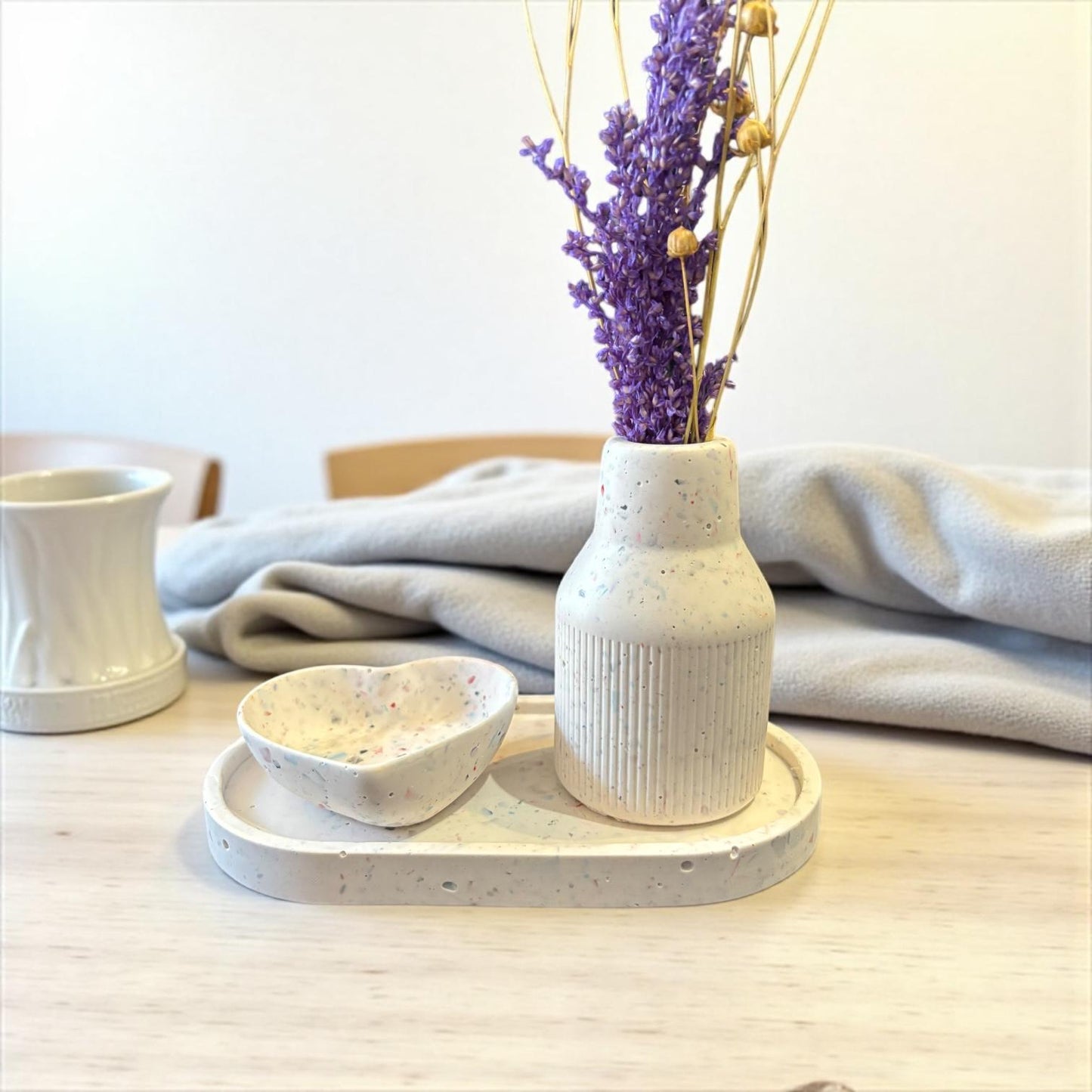 Diffuseur à parfum fait main en Jesmonite terrazzo beige et blanc, avec coupelle cœur assortie. Pièce artisanale écoresponsable, design naturel et chic, fabriquée en France.