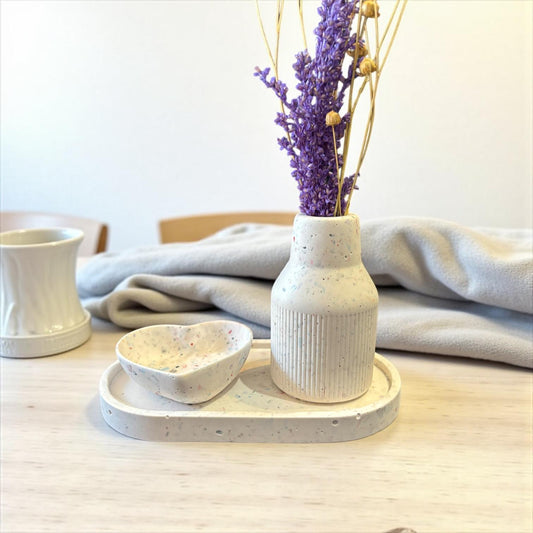 Diffuseur à parfum fait main en Jesmonite terrazzo beige et blanc, avec coupelle cœur assortie. Pièce artisanale écoresponsable, design naturel et chic, fabriquée en France.