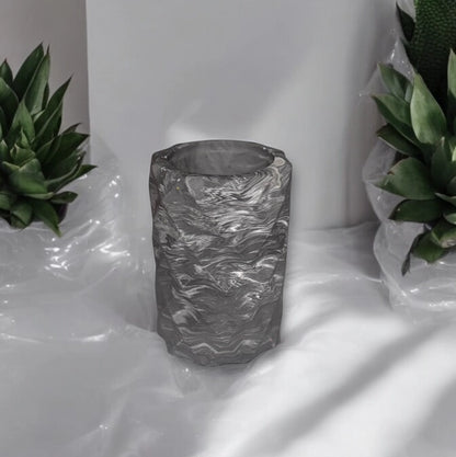 Pot en Jesmonite marbré noir et blanc, fait main en France. Design facetté chic et moderne – Epoxy Kawaii 🖤