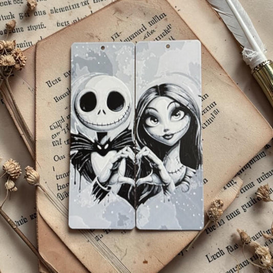 Marque-page Jack et Sally en noir et blanc en impression 3D posé sur des livres anciens