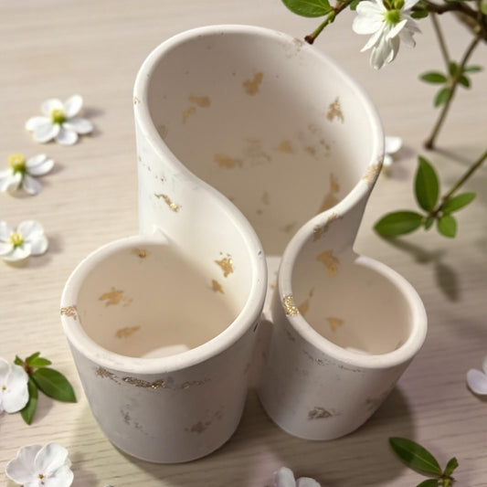 Organisateur blanc en Jesmonite avec feuille dorée, fait main en France. Élégant, chic et durable. Idéal pour coiffeuse, bureau ou cadeau déco.