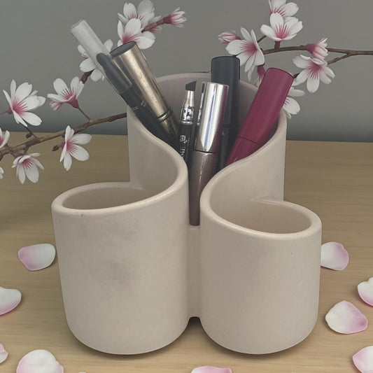 Organisateur à crayons ou maquillage en Jesmonite blanc cassé. Fait main en France, élégant et naturel. Idéal pour bureau, salle de bain ou coiffeuse.