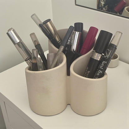 Organisateur à crayons ou maquillage en Jesmonite blanc cassé. Fait main en France, élégant et naturel. Idéal pour bureau, salle de bain ou coiffeuse.