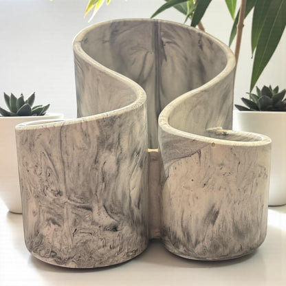 Organisateur en Jesmonite blanc marbré de gris clair, fait main en France. Élégant, minimaliste et pratique pour le maquillage ou le bureau.