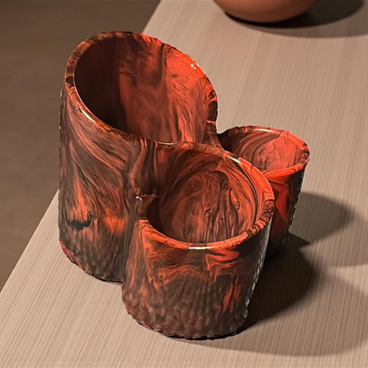 Organisateur rouge vif et noir marbré en Jesmonite, fait main en France. Chic, moderne et audacieux. Idéal pour ranger stylos ou pinceaux de maquillage.