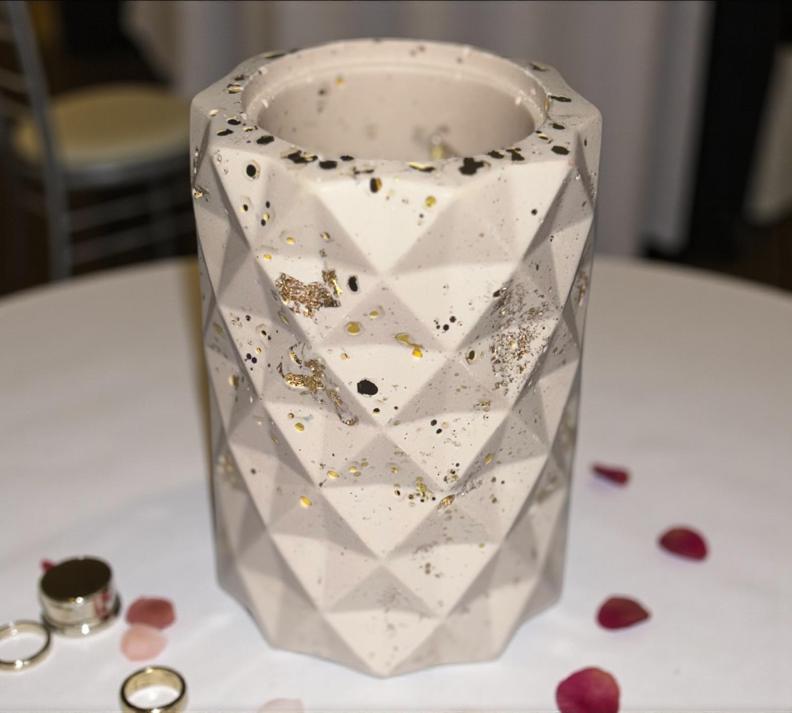 Pot haut en Jesmonite blanc avec paillettes dorées. Pièce artisanale, chic et écoresponsable — fait main en France. Epoxy Kawaii ✨