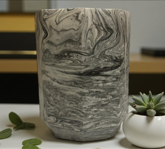 Pot gris et noir marbré en Jesmonite. Design moderne, fait main et écoresponsable. Une touche chic pour ta déco 🖤