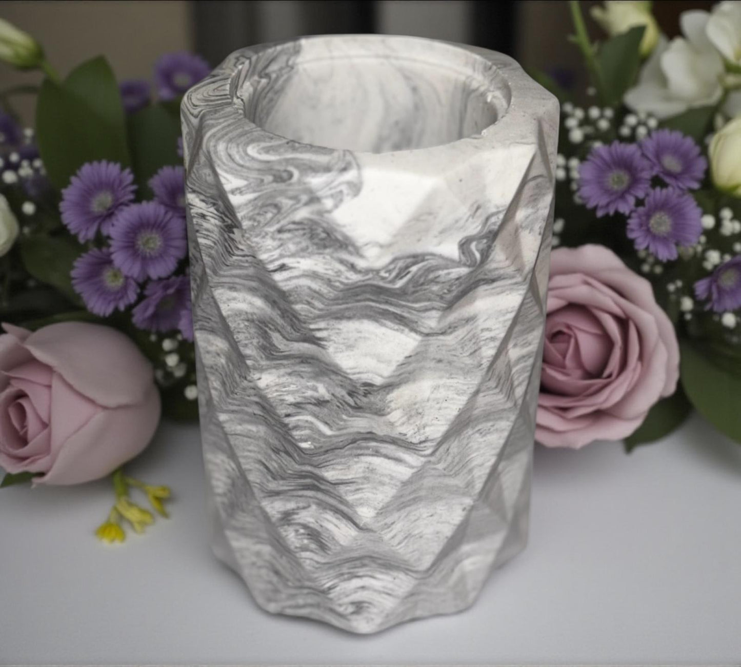 Pot en Jesmonite marbré blanc et gris, fait main en France. Design facetté et chic pour une déco élégante et naturelle 🩶