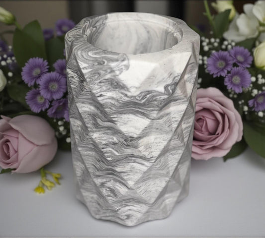 Pot en Jesmonite marbré blanc et gris, fait main en France. Design facetté et chic pour une déco élégante et naturelle 🩶