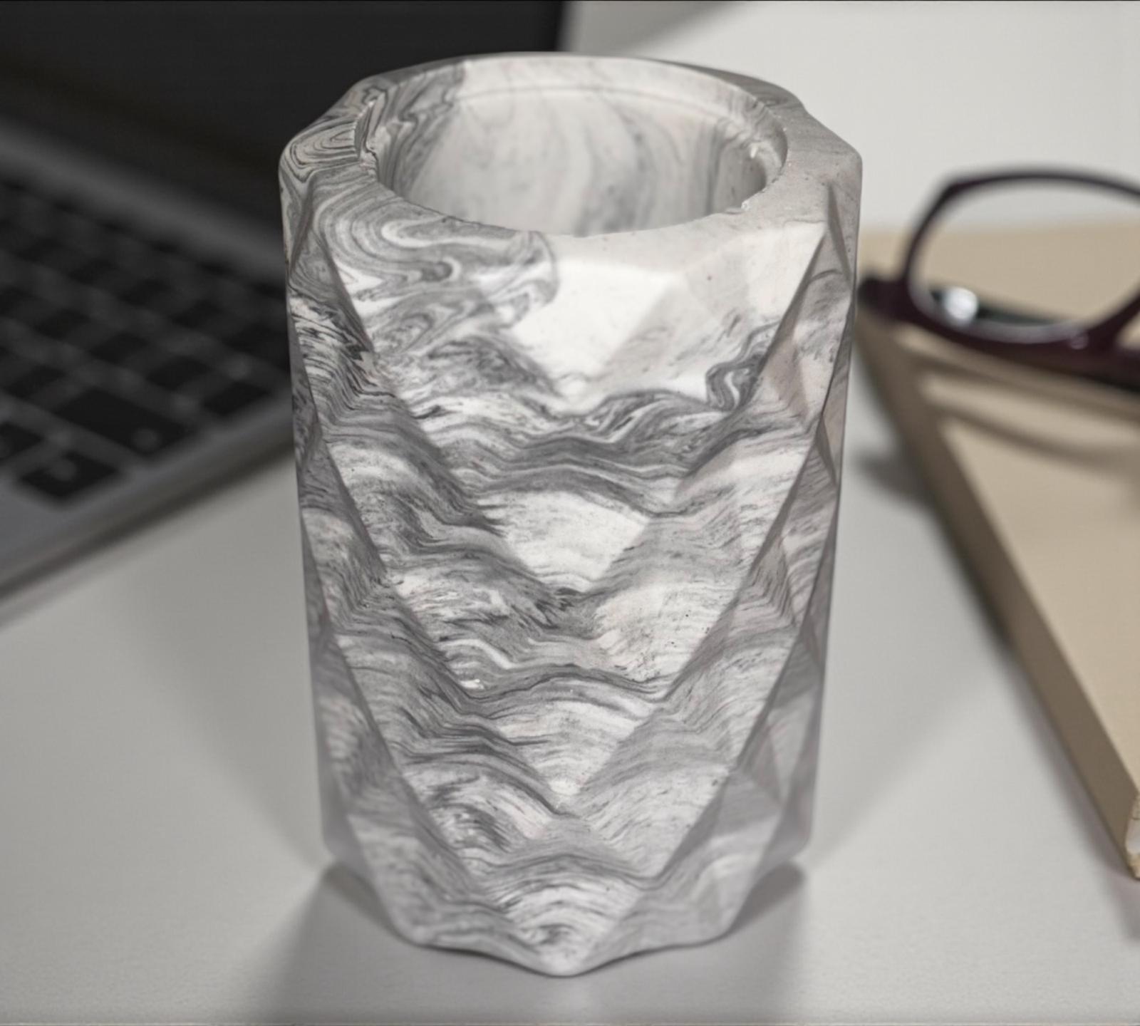 Pot en Jesmonite marbré blanc et gris, fait main en France. Design facetté et chic pour une déco élégante et naturelle 🩶