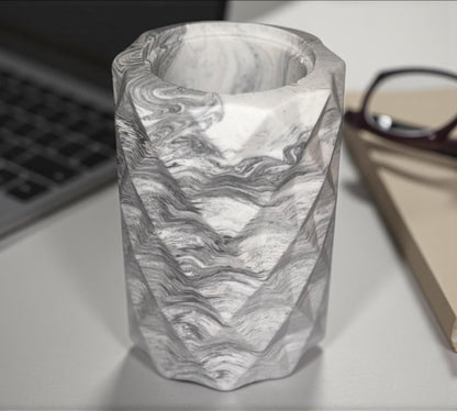 Pot en Jesmonite marbré blanc et gris, fait main en France. Design facetté et chic pour une déco élégante et naturelle 🩶