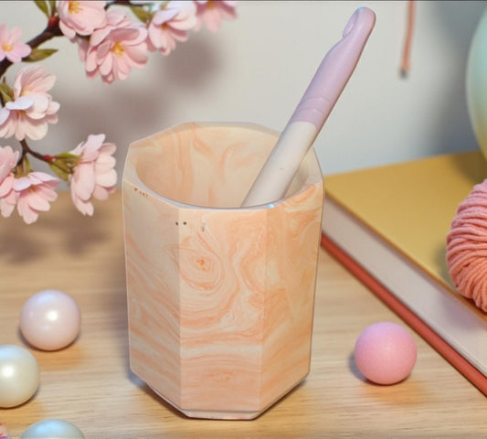 Sublime ton intérieur avec ce pot hexagonal en Jesmonite marbré orange & beige. Fait main en France 🇫🇷, écoresponsable et unique — parfait pour un cadeau déco 🌸