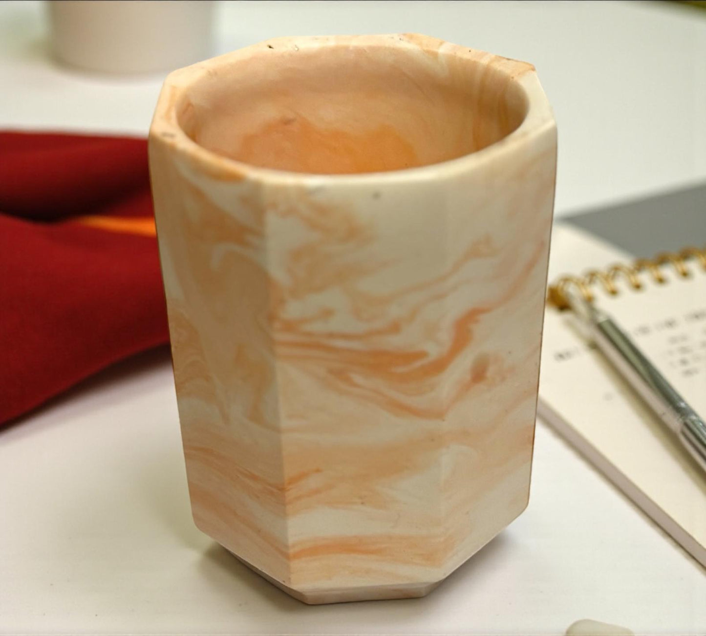 Sublime ton intérieur avec ce pot hexagonal en Jesmonite marbré orange & beige. Fait main en France 🇫🇷, écoresponsable et unique — parfait pour un cadeau déco 🌸