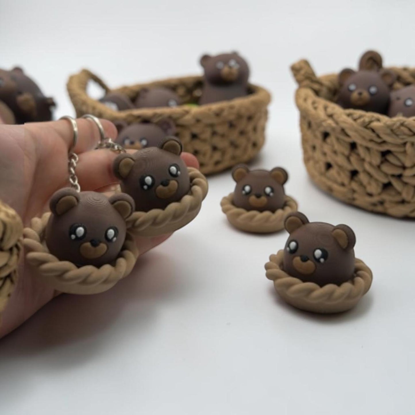 Porte-clés ourson kawaii dans un nid