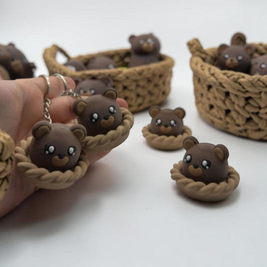 Porte-clés ourson kawaii dans un nid