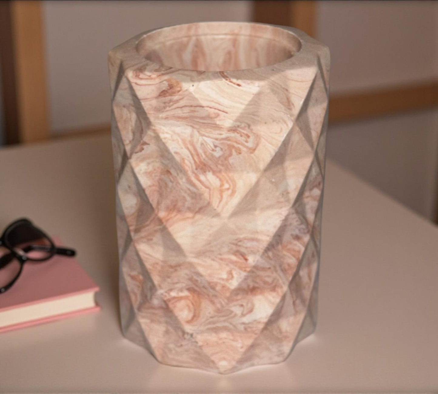 Pot en Jesmonite marbré marron et terracotta, fait main en France. Design facetté, chic et naturel – Epoxy Kawaii 🧡