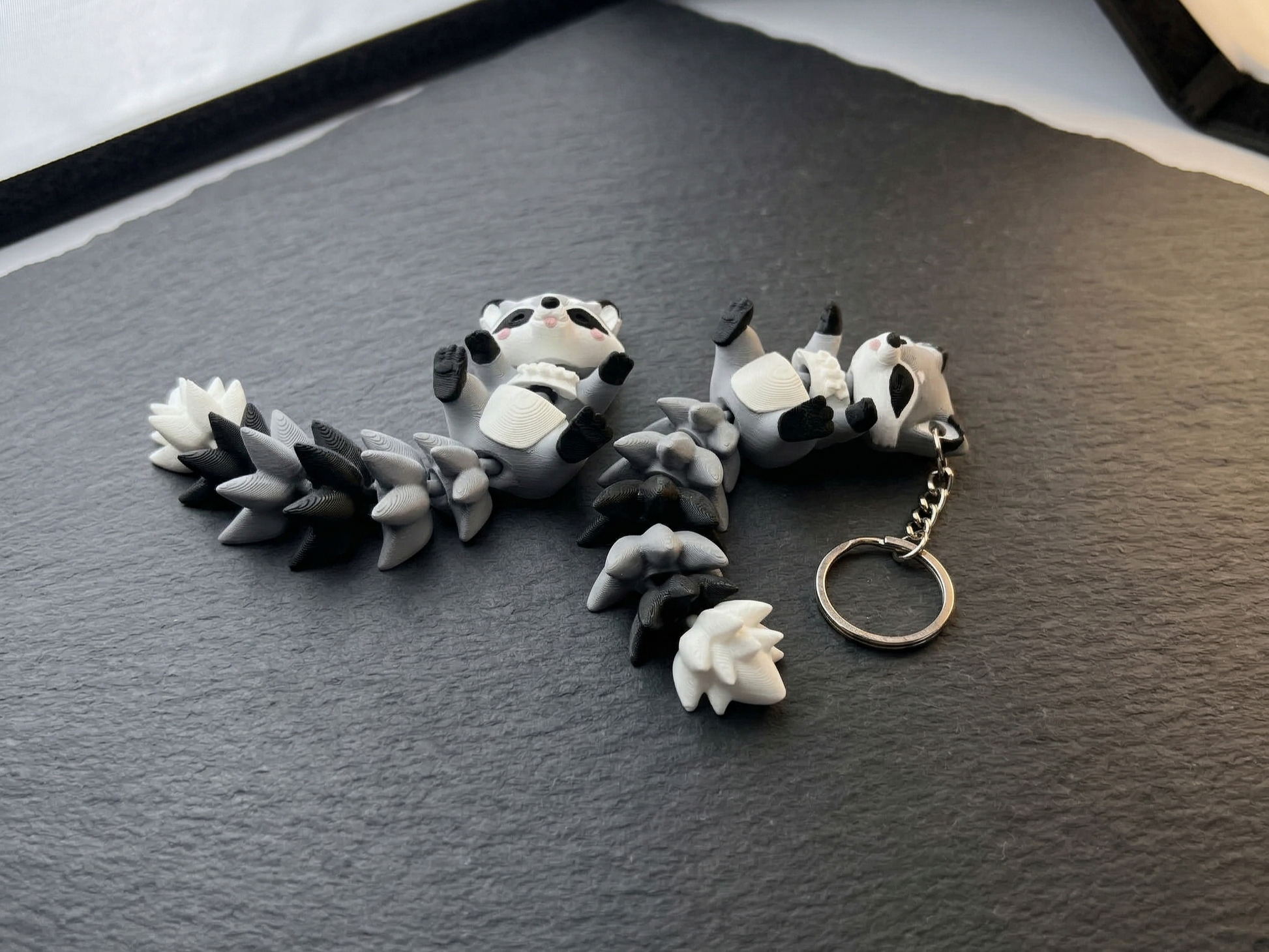 Détail du masque noir du porte-clé raton laveur kawaii 3D