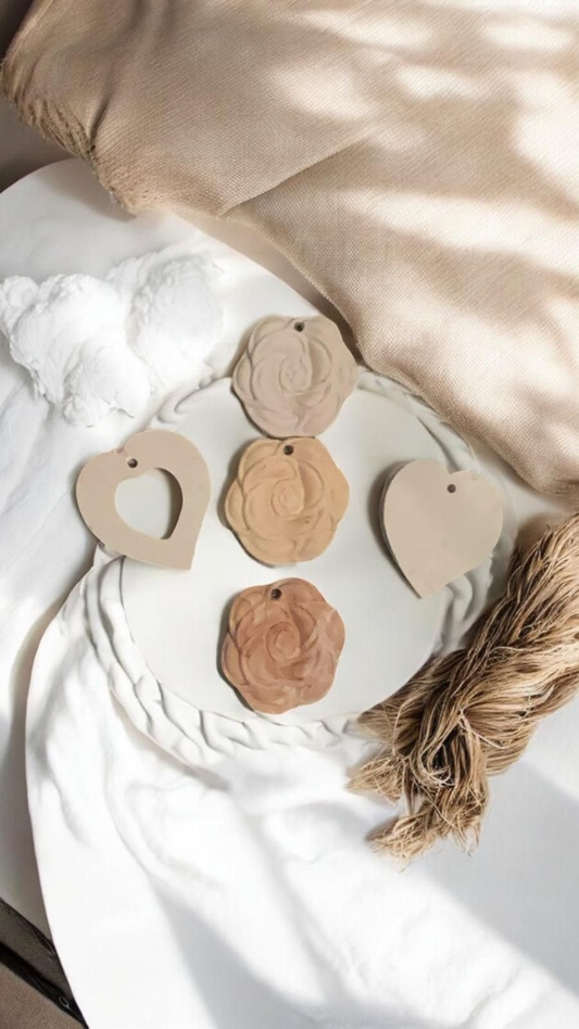 Suspension à Parfumer – Beige & Marbré Marron Clair 🤎 artisanale en Jesmonite, à associer avec nos fondants parfumés Epoxy Kawaii. Offre 3 pour 10 € - Fait main en France.