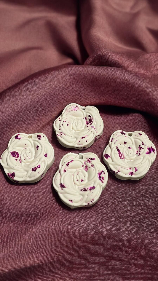 Suspension à Parfumer – Blanc & Fuchsia 💗 artisanale en Jesmonite, à associer avec nos fondants parfumés Epoxy Kawaii. Offre 3 pour 10 € - Fait main en France.