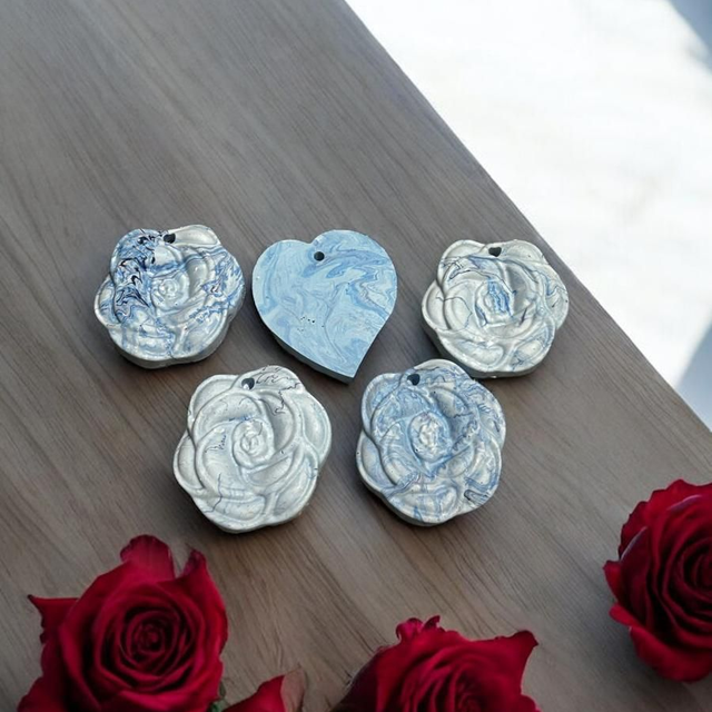 Suspension à Parfumer – Bleu Marbré 💠artisanale en Jesmonite, à associer avec nos fondants parfumés Epoxy Kawaii. Offre 3 pour 10 € - Fait main en France.