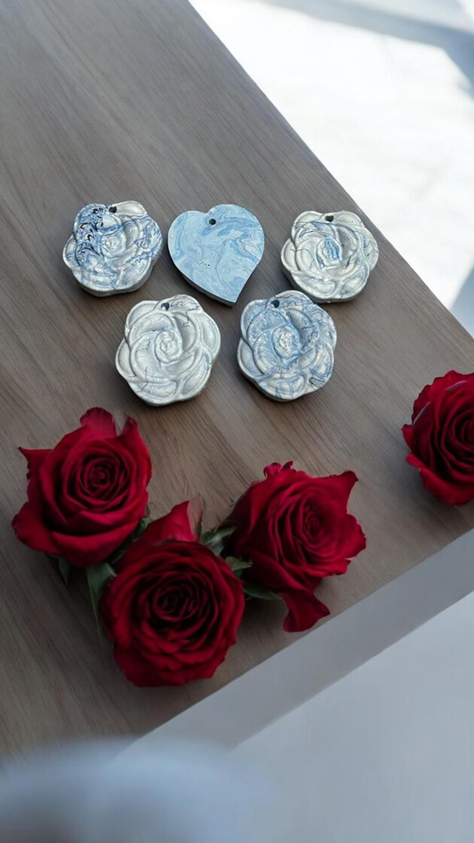 Suspension à Parfumer – Bleu Marbré 💠artisanale en Jesmonite, à associer avec nos fondants parfumés Epoxy Kawaii. Offre 3 pour 10 € - Fait main en France.