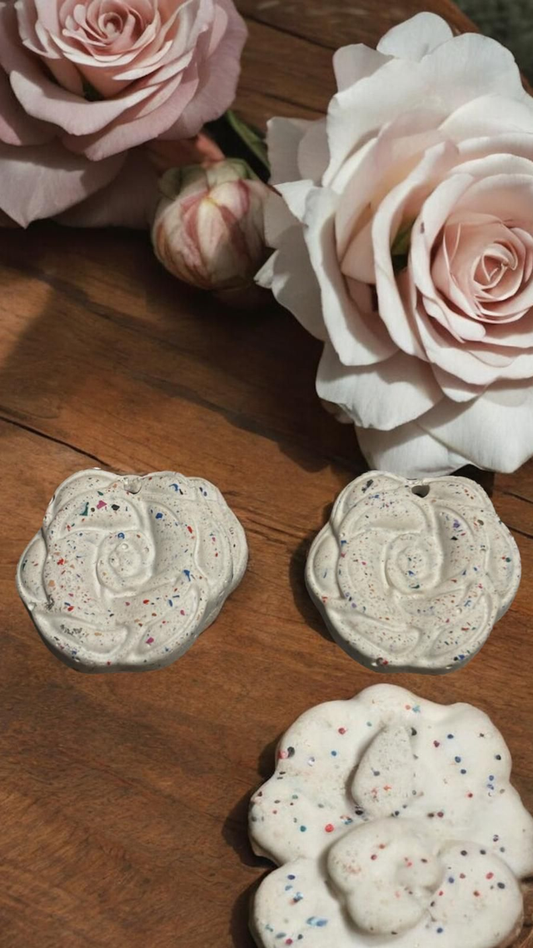 Suspension à Parfumer – Effet Terrazzo 🤍 artisanale en Jesmonite, à associer avec nos fondants parfumés Epoxy Kawaii. Offre 3 pour 10 € - Fait main en France.