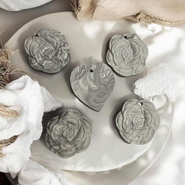 Suspension à Parfumer – Gris Marbré ⚪ artisanale en Jesmonite, à associer avec nos fondants parfumés Epoxy Kawaii. Offre 3 pour 10 € - Fait main en France.